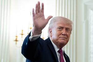 　手を振るトランプ米大統領＝２１日、ワシントンのホワイトハウス（ＡＰ＝共同）
