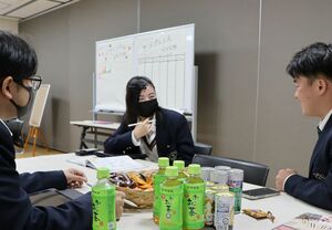 期間限定でオープンしたサードプレイスで談笑する高校生=10月28日、上越市本町5