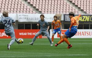 新潟L-長野 後半33分、道上彩花がゴールを決めて1-1=ビッグスワン
