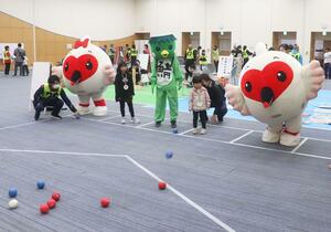 キャラとボッチャで対決する子どもたち=柏崎市東本町1