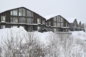 北海道・ニセコエリアにある高級宿泊施設=1月9日、尾崎純子撮影