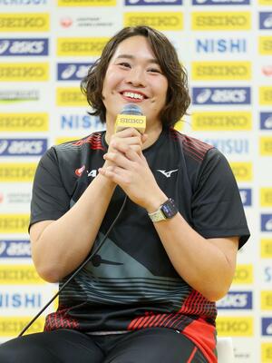 セイコー・ゴールデングランプリを前に記者会見する北口榛花＝１６日、ＭＵＦＧスタジアム（代表撮影）