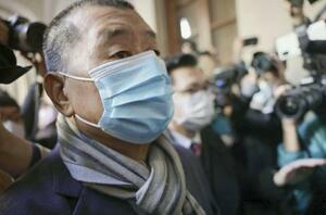 2020年12月、審理のため裁判所に到着した香港紙、蘋果日報(リンゴ日報)創業者の黎智英氏=香港(共同)