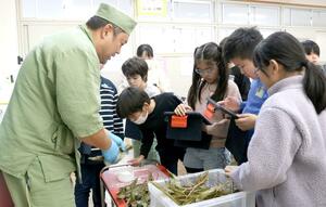 古町スイーツの販売に向け準備する新潟小の児童ら=新潟市中央区東大畑通1