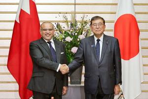 会談前に握手するバーレーンのサルマン皇太子(左)と石破首相=19日午後、首相官邸