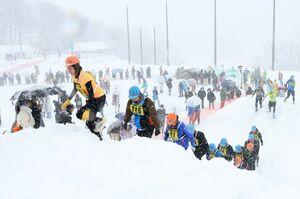 2024年3月に開かれた「のっとれ!松代城」=十日町市