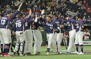 ９回、逆転３ランを放ち、ナインに迎えられるチェコのムジーク（４９）＝２０２３年３月１０日、東京ドーム