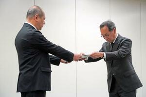 原子力規制委に報告書を提出する中部電力の豊田哲也原子力本部長(右)=31日午前、東京都港区