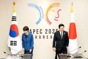 会談に臨む高市首相(左)と韓国の李在明大統領=30日、韓国・慶州(共同)