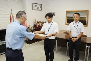 詐欺の被害拡大を防いで感謝状を受け取る外立大晟さん(中央)と桒名和範さん(右)=新潟署