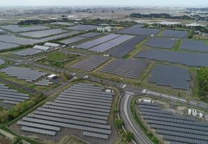 県が運営する新潟東部太陽光発電所。県内でもメガソーラー発電所が点在している=2024年4月、阿賀野市