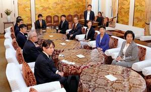 協議に臨む野党各党の政策責任者ら=9日午後、国会