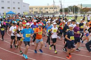 陸上競技場をスタートする柏崎マラソンの出場者=柏崎市学校町