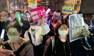 　国会前で声を上げる集会の参加者ら＝１９日午後