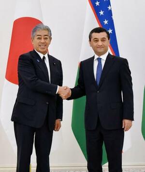 ウズベキスタンのサイドフ外相(右)と握手する岩屋外相=27日、タシケント(共同)