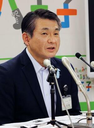 　記者会見する東京都八王子市の初宿和夫市長＝３０日午後、八王子市役所