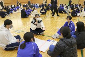 胎内市の4中学校の生徒が集まった交流会=胎内市大出の乙中学校