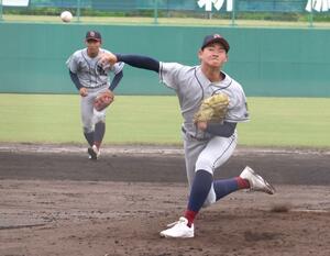 関根学園-新発田中央 7回投げ、2失点に抑えた関根学園の先発佐伯大和=柏崎市佐藤池