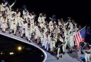 　ミラノ・コルティナ冬季五輪の開会式で、入場行進する米国選手団＝６日、イタリア・ミラノ（共同）
