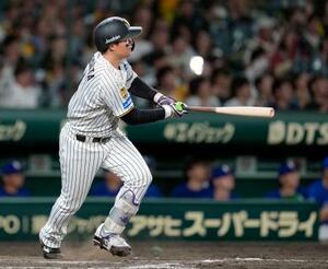 　９回阪神無死、森下が左越えにサヨナラ本塁打を放つ＝甲子園