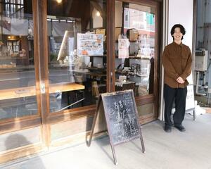 地域再生大賞の関東・甲信越ブロック賞を受け、一ノ木戸商店街のTREEの前で思いを語る代表の中川裕稀さん=三条市仲之町