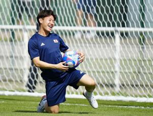 サッカー男子1次リーグのイスラエル戦に向けた最終調整で、笑顔を見せる三戸舜介=7月29日、ナント(共同)
