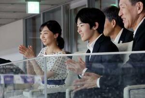 陸上の世界選手権東京大会を観戦される佳子さまと悠仁さま=16日夜、東京・国立競技場(代表撮影)