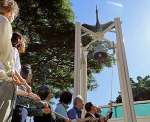 ホノルルにある「長崎の鐘」を鳴らす長崎の被爆者団体代表団ら=8日、米ハワイ(共同)