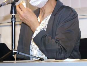 　判決を受け記者会見する吉松弥里さんの母親＝２５日午後、福岡市