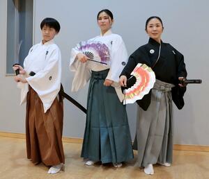 藤尾流舞踊会の曽根瀬利香さん（右）、上竹美聖さん（中央）、上竹威斗さん＝上越市春日山町３