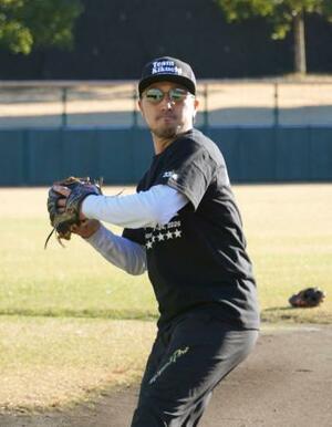 　守備練習する広島・菊池＝静岡市