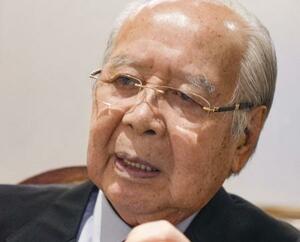 　インタビューに答えるＩＯＣの猪谷千春名誉委員