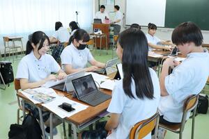 韓国の高校とオンラインで交流する新潟産大付属高校の生徒ら＝柏崎市安田