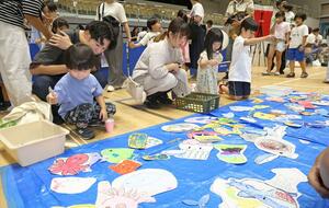 「青空ママフェス」で子ども縁日を楽しむ親子=6月30日、長岡市大手通1