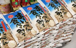 随意契約による備蓄米などさまざまな商品が並ぶ原信セントラルマーケット河渡店のコメ売り場=8日、新潟市東区