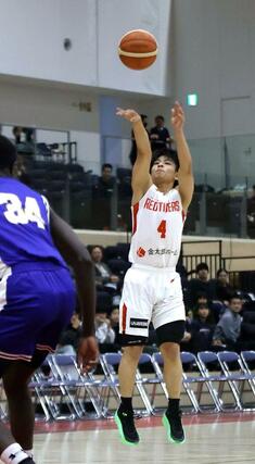 開志国際－柳ケ浦　第１クオーター、シュートを打つ池田楓真＝東京都北区