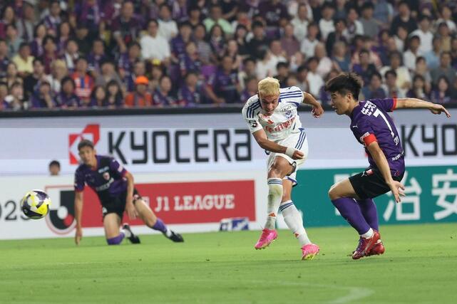 京都－新潟　前半、ゴールを狙うＭＦダニーロ・ゴメス＝サンガＳ