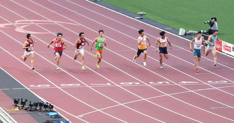 男子１００メートル決勝　３位と健闘した関口裕太（左）＝国立競技場