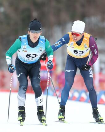 成年男子４０キロリレー　３走串橋祐次郎（右・日体大）がアンカー坂井冠太（専大）へリレー＝１７日、青森県大鰐町