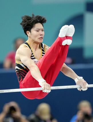男子種目別鉄棒決勝　演技する岡慎之助＝パリ（共同）