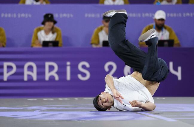 男子３位決定戦　技を繰り出す半井重幸＝パリ（共同）