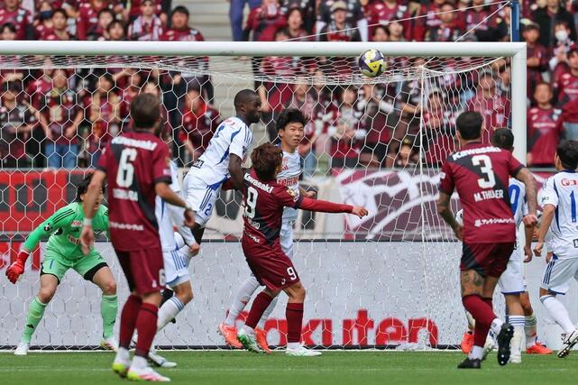 神戸－新潟　後半、必死に自陣で守るジェイソン・ゲリアら＝国立競技場