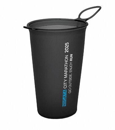 
新潟シティマラソン参加賞のシリコン製カップ。3種ある参加賞の中から3000人が選んだ。セルフ給水所で使うランナーもいた
