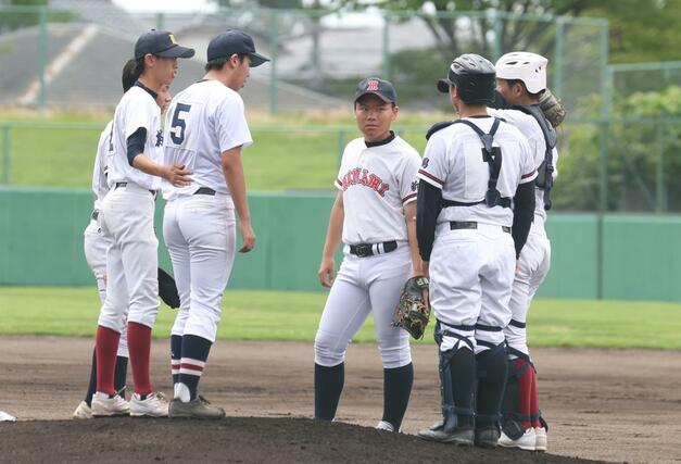 佐渡－向中羽南　ピンチでマウンドに集まる向中羽南の選手たち＝新発田市五十公野