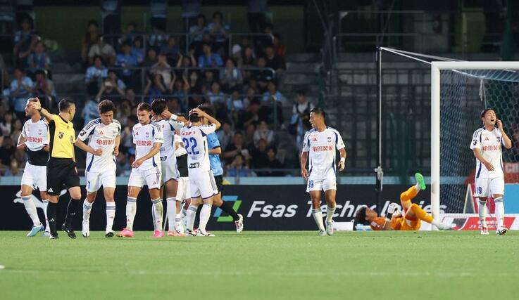 川崎－新潟　前半、先制される新潟＝Ｕ等々力