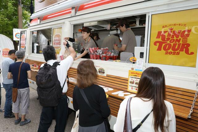 出店したバーガーキングのフードトラック。注文した商品を受け取る客＝＝１０日、新潟市中央区