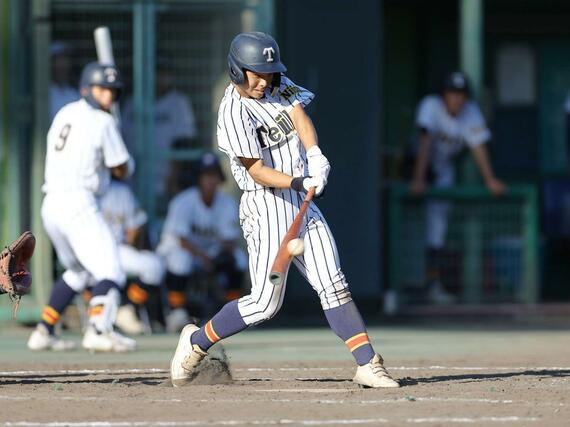 日本文理－帝京長岡　九回帝京長岡２死満塁、三塁打を放つ山野陽＝三条市パールスタ