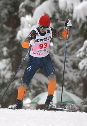 距離 女子3キロフリー 7位の柳里緒菜(吉田)。1キロすぎの坂を駆け上がる=2025年2月6日、長野県