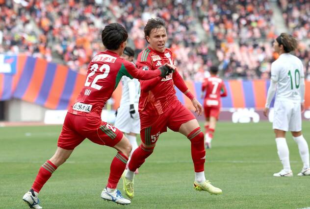 後半、同点弾を決め喜ぶＦＷマテウス・モラエス＝７日、デンカビッグスワンスタジアム