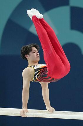 パリ五輪の体操男子種目別平行棒で銅メダルを獲得した岡慎之助＝パリ（共同）
